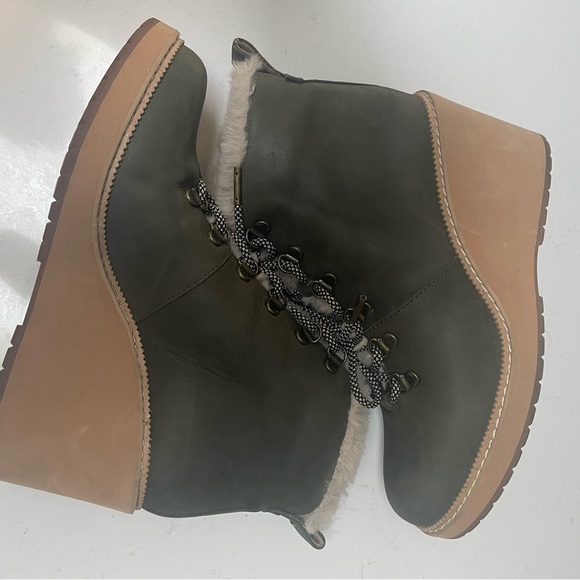 Toms Dark Green Wedge Boots with Tan Sole - Picture 4 of 12